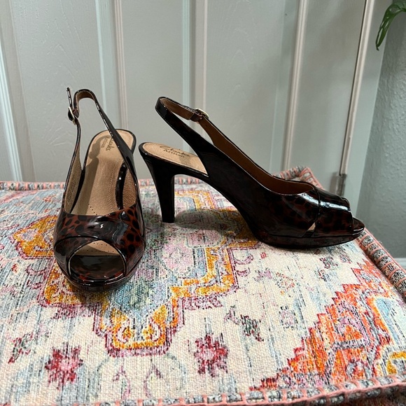 Clarks Wesswx Bria Leopard Peep Toe Slingback Pumps sz 9.5 - Picture 4 of 6